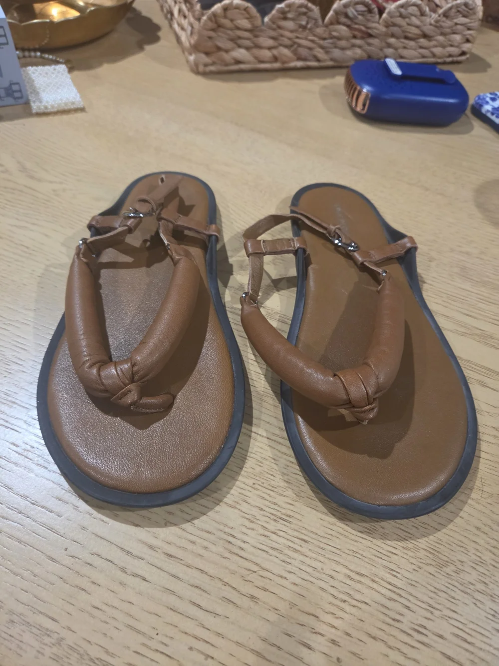 People Suncatcher Thong Sandals Cognac Brown Leather Puffy Strap Size 7 Like New